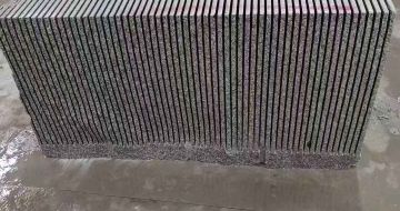 韶关芝麻白毛板荒料切割