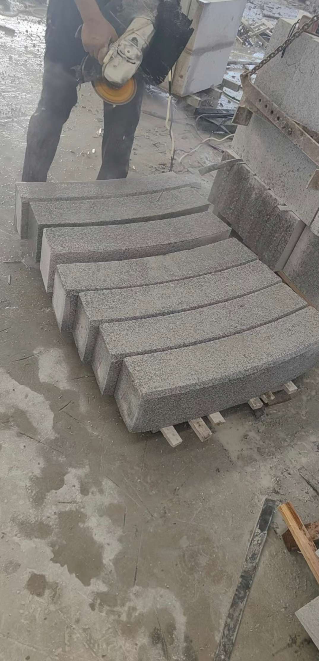 韶关芝麻白弧形路牙石